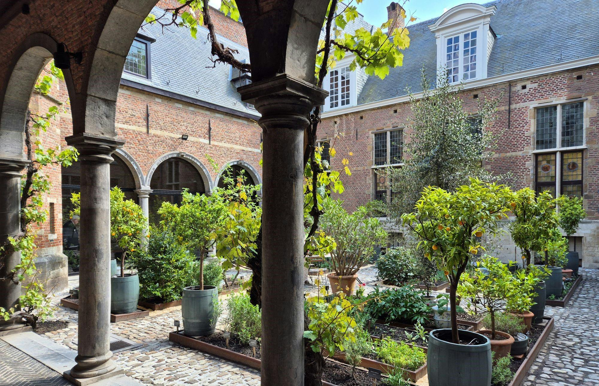 Zicht op de tuin vanonder de gaanderij
